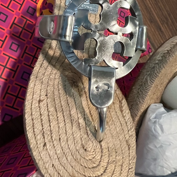 New In Box Tory Burch Silver Sandal Size 6 - Picture 3 of 4